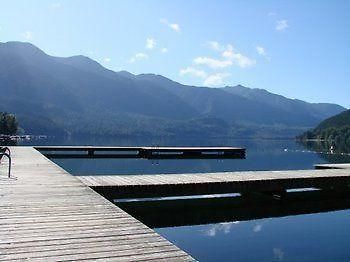 Отель Cabins And Campground At Cultus Lake Park Чилливак Экстерьер фото