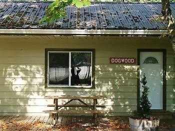 Отель Cabins And Campground At Cultus Lake Park Чилливак Экстерьер фото