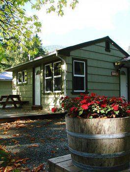 Отель Cabins And Campground At Cultus Lake Park Чилливак Экстерьер фото